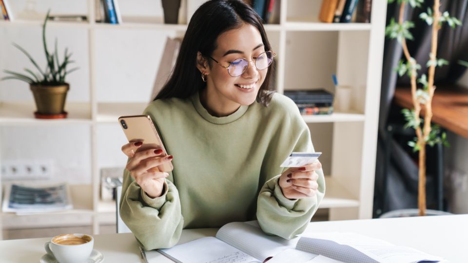 Student using ai homework assistant to get work done fast